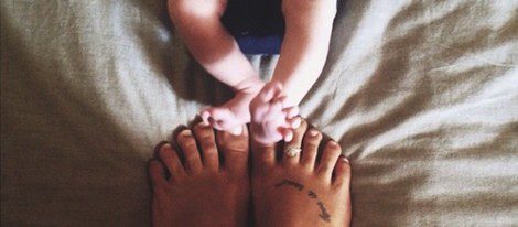 Los pies de Raquel del Rosario y de su hijo Leo