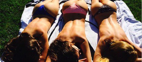  Alessandra Ambrosio en topless y enseñando su trasero junto a dos amigas/Instagram