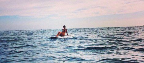 Alessandra Ambrosio sobre una tabla de surf/Instagram
