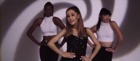Ariana Grande en el videoclip de 'Problem' 