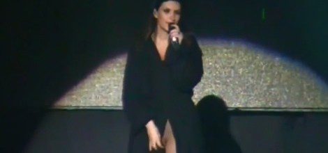 Laura Pausini muestra sus partes íntimas en un descuido durante un concierto