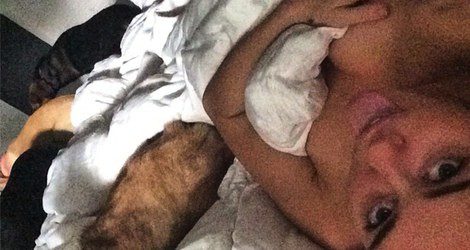 Miley Cyrus tapa su cuerpo desnudo mientras duerme al lado de su perro / Instagram