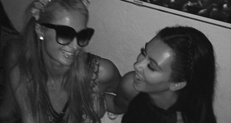 Kim Kardashian y Paris Hilton comparten selfie entre risas / Instagram
