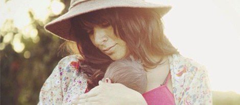 Raquel del Rosario con su hijo Leo en brazos / Instagram