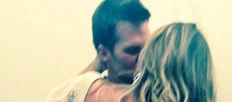 Gisele Bündchen y Tom Brady dándose un apasionado beso / Instagram
