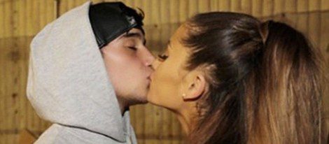 Ariana Grande y Jai Brooks besándose / Instagram