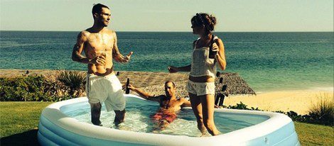 Adam Levine y Behati Prinsloo beben cerveza en una piscina hinchable / Instagram