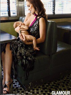 Olivia Wilde dando de amamantar a su hijo / Glamour