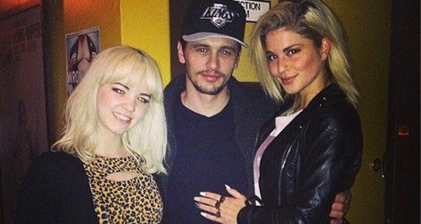 James Franco y Erin Johnson junto a una anónima amiga en un bar / Instagram
