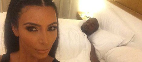 Kim Kardashian junto a Kanye West en un selfie / Instagram 