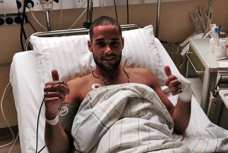 Mario Suárez recuperándose del choque en el hospital / Foto: Twitter