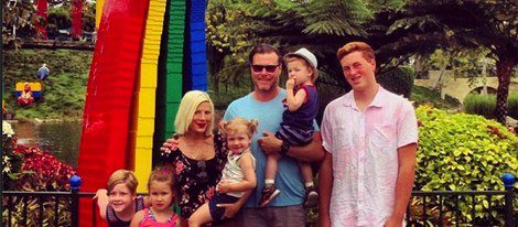 Tori Spelling y Dean McDermott con sus cuatro hijos en Legoland / Instagram 