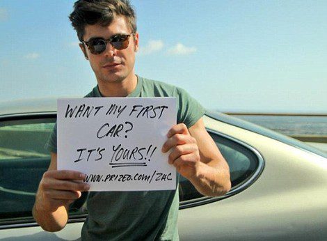 Zac Efron frente a su primer coche / Instagram