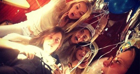 Cara Delevingne junto a Suki Waterhouse y Clara Paget en su cumpleaños / Instagram