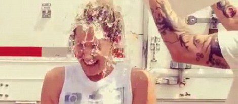 La actriz Ashley Tisdale en el momento del cubo helado por la Esclerosis Lateral Amiotrófica