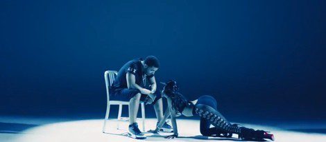 Nicki Minaj seduciendo a Drake en su videoclip 'Anaconda'