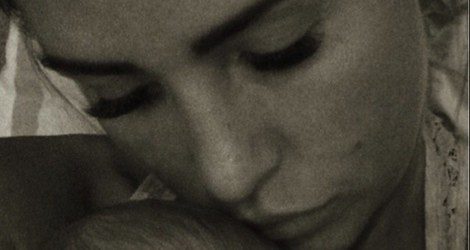 Katie Price besando a su hija recién nacida / YouGossip 