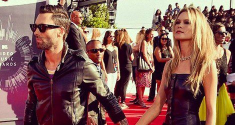 Los recién casados Adam Levine y Behati Prinsloo en MTV VMA / Instagram