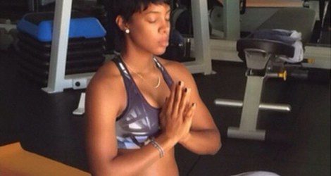 Kelly Rowland practicando yoga / Instagram