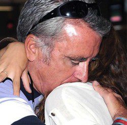 Ortega Cano y Gloria Camila se abrazan