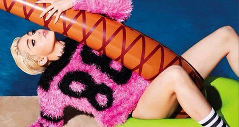 Miley Cyrus subida en un hot dog / Instagram