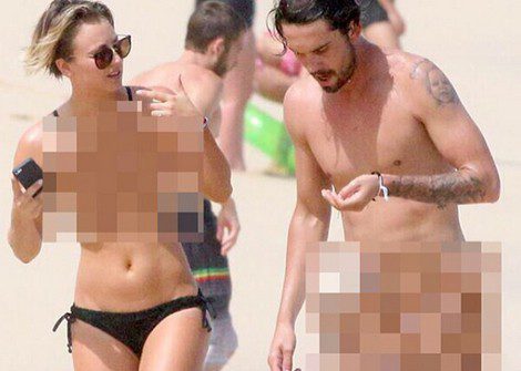 Kaley Cuoco y Ryan Sweeting pasean en una playa nudista de México