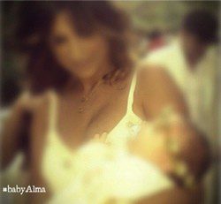 Raquel Perera con Alma en brazos / Instagram