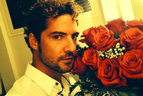 David Bisbal con un ramo de rosas para 'La China' / Instagram