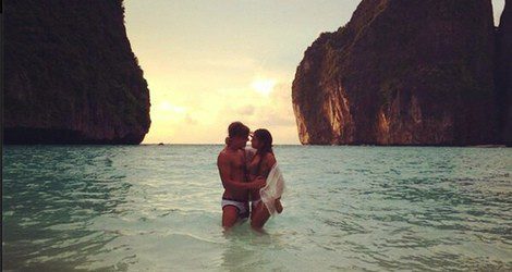 Abraham con su novia en una playa de Tailandia | Foto: Instagram