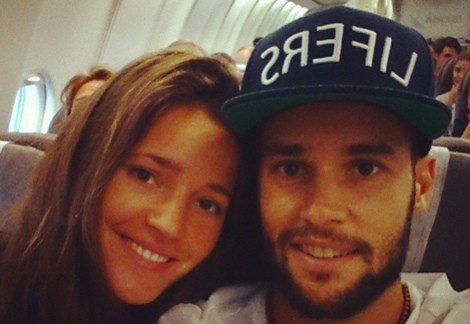 Malena Costa y Mario Suárez en el avión de vuelta a Madrid