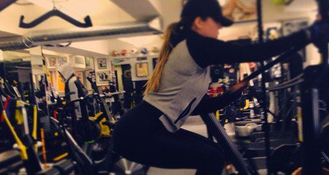 Khloe Kardashian hace sentadillas en el gimnasio / Instagram