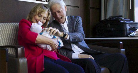 Bill Clinton y Hillary Clinton se convierten en abuelos / Twitter