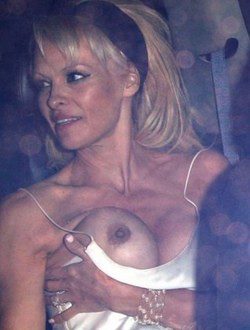 Pamela Anderson enseña un pecho|Foto: PacificCoastNews
