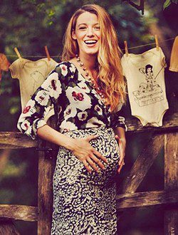 Blake Lively muy sonriente durante su embarazo