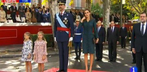 Los Reyes y sus hijas escuchan el Himno Nacional antes del desfile militar 