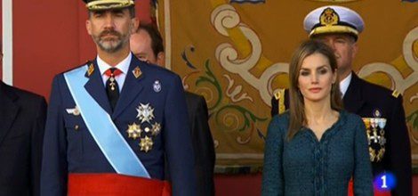 Los Reyes de España en el desfile militar del Día de la Hispanidad 2014