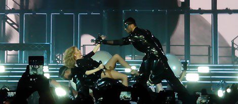 Kylie Minogue durante la interpretación de 'Sexercize'