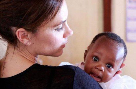 La 'Elton John AIDS Foundation' ha salvado a más de 60.000 bebés de nacer con VIH