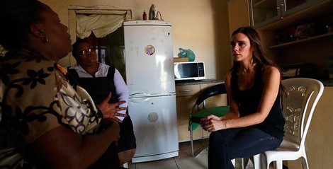 Victoria Beckham discute en Soweto sobre la protección de los bebés frente al VIH