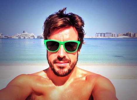 Fernando Alonso descansa en la playa antes del GP de Estados Unidos / Foto: Twitter