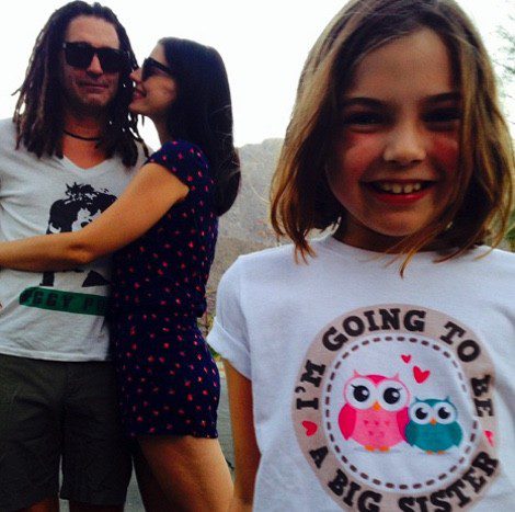 John Kastner subió una foto a Instagram con Paré y su hija, quien llevaba una camiseta que decía: 