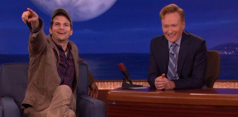 Ashton Kutcher en el programa 'The Tonight Show with Conan'