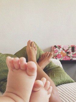 Los pies de Raquel del Rosario y Leo / Instagram