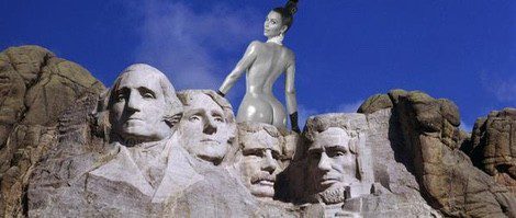 Kim Kardashian coronando el popular Monte Rushmore