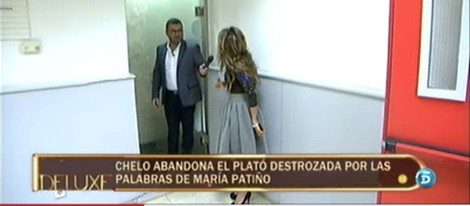 María Patiño y Jorge Javier Vázquez hablando a través de la puerta del baño con Chelo después de abandonar el plató