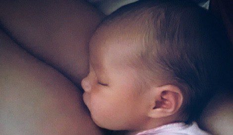Tila Tequila dándole el pecho a su hija Isabella | Instagram