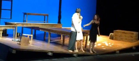 Marc Clotet y Natalia Sánchez se besan mientras reciben aplausos tras representar 'Amantes'