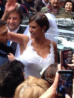 Techi a la salida de su boda con Alberto Isla | Foto: Twitter @PostureoSevilla