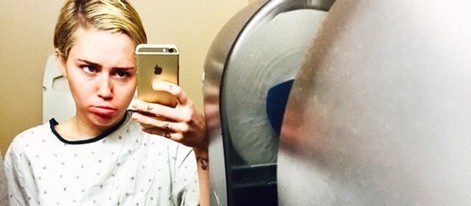Miley Cyrus haciéndose una foto con la bata hospitalaria