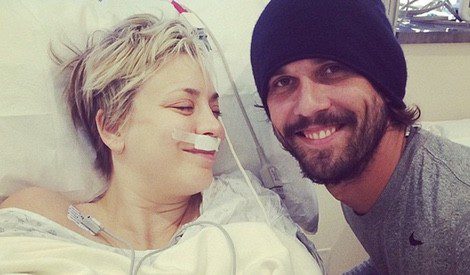 Kaley Cuoco junto a su marido Ryan Sweeting tras su operación